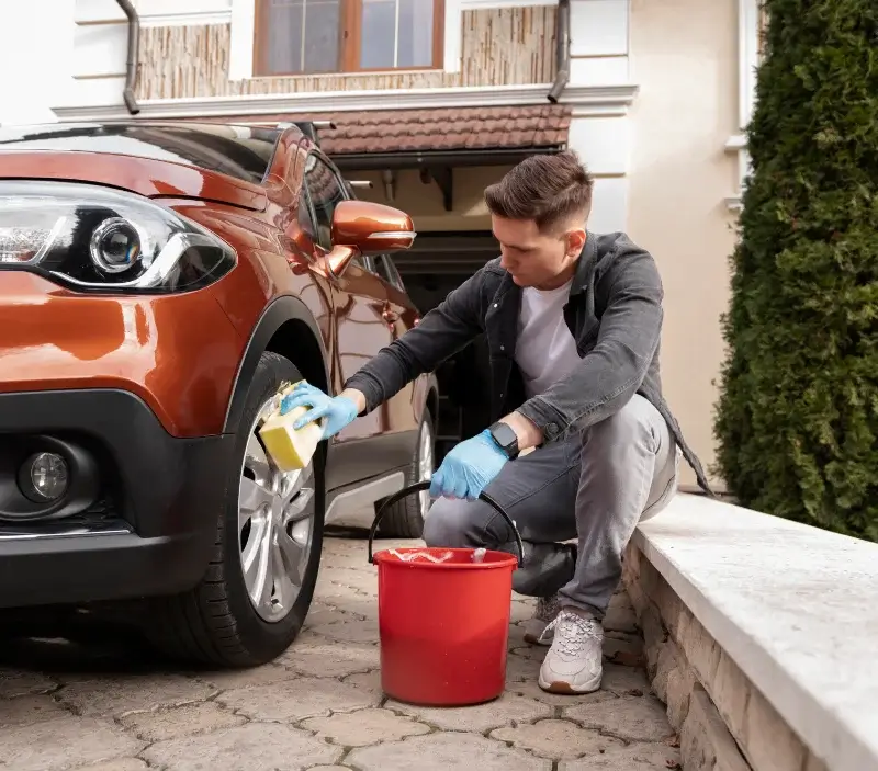 Lavage auto à domicile Saint-Silvain-Montaigut : professionnel intervenant sur un véhicule